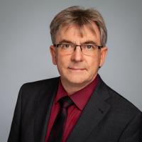 Portraitfoto von Prof. Dr. Detlef Raetz.